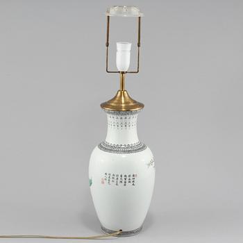 BORDSLAMPA, porslin, Kina, 1900-tal.