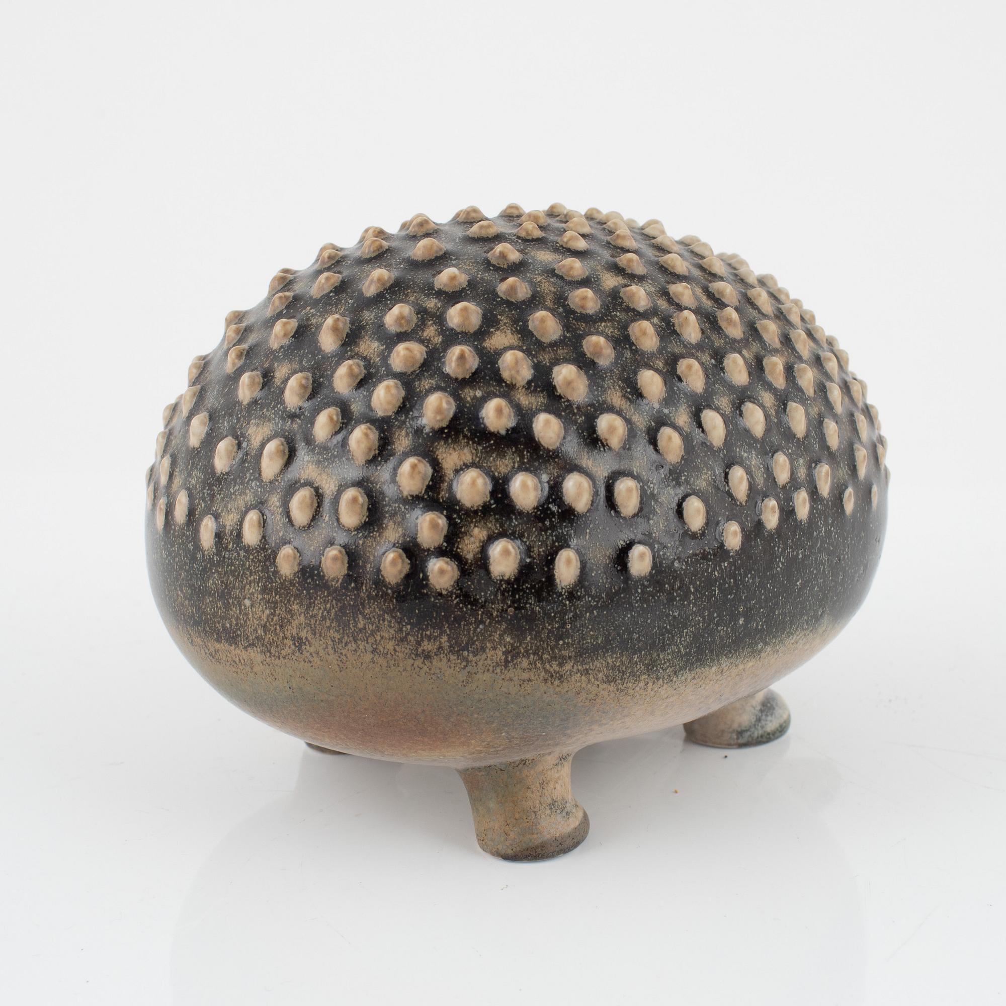 Lisa Larson, skulptur, Gustavsberg "Igelkott", för NK, Nordiska Kompaniet i samarbete med WWF. Limiterad upplaga om 2200.