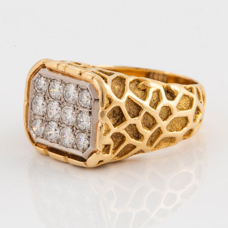 An 18K gold ring set with round brilliant-cut diamonds.