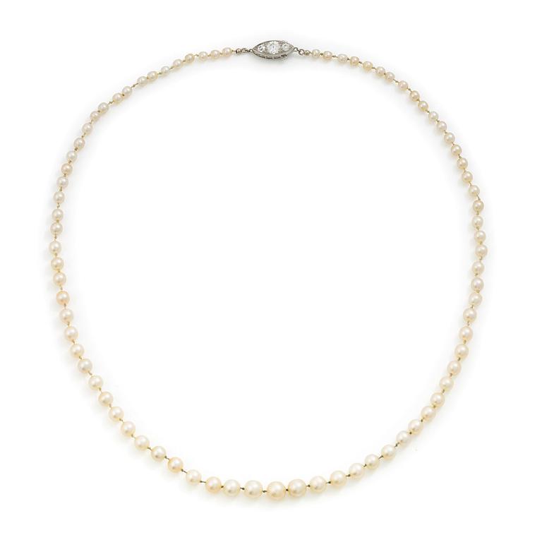Collier pärlor lås platina med gammalslipade diamanter.