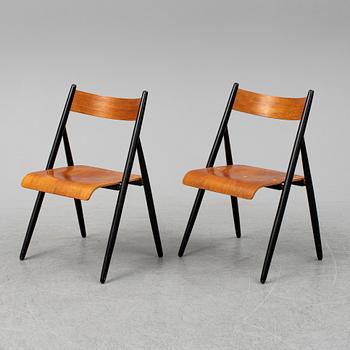 A pair of 1950s/1960s chairs.