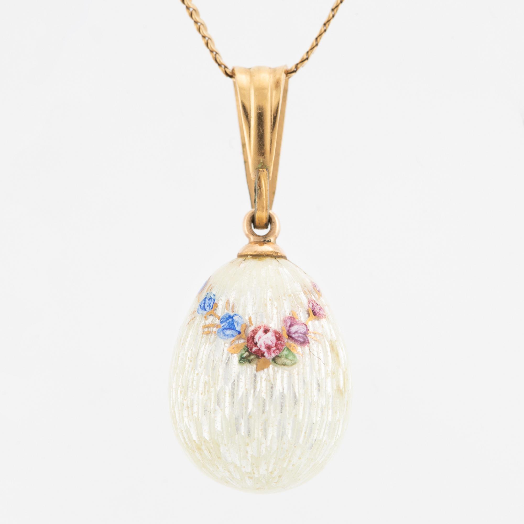 Pendant, egg with enamel decoration of roses, with chain.