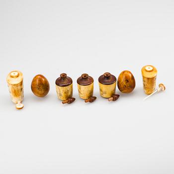 SNUSFLASKOR, 2+3 st, ben samt trä, Kina 1800-tal och DEKORATIONSÄGG, 2 st, ben, Kina 1800-tal.