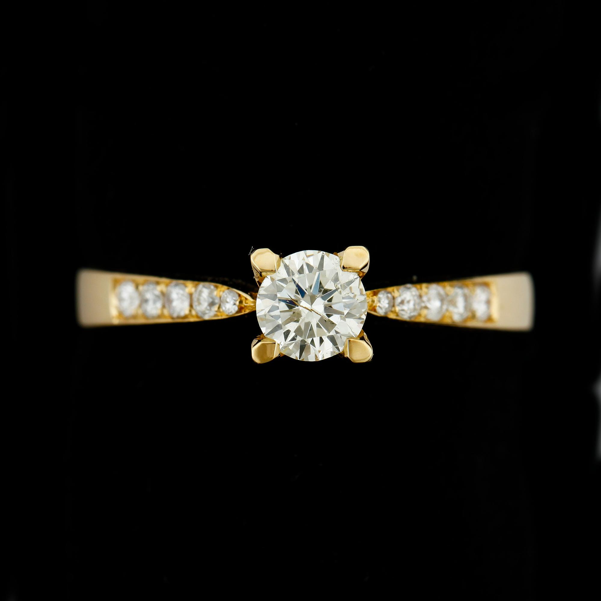 RING, 18k guld med briljantslipade diamanter ca0,42ct samt mindre totalt ca0,18ct. Vikt 3,3g.