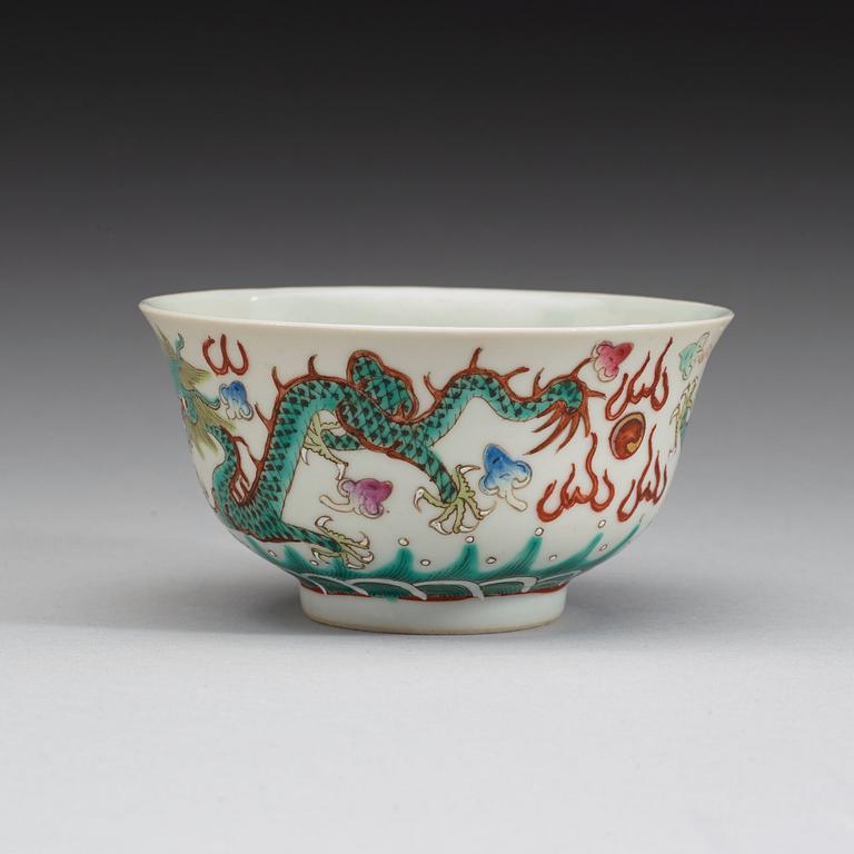 A famille verte dragon bowl, Republic. With Guangxus six characters mark in red.