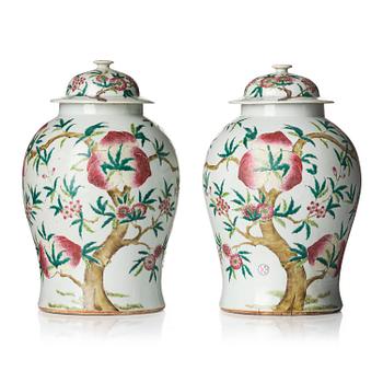 1286. A pair of Chinese famille rose peach vases with covers, late Qing dynasty/circa 1900.