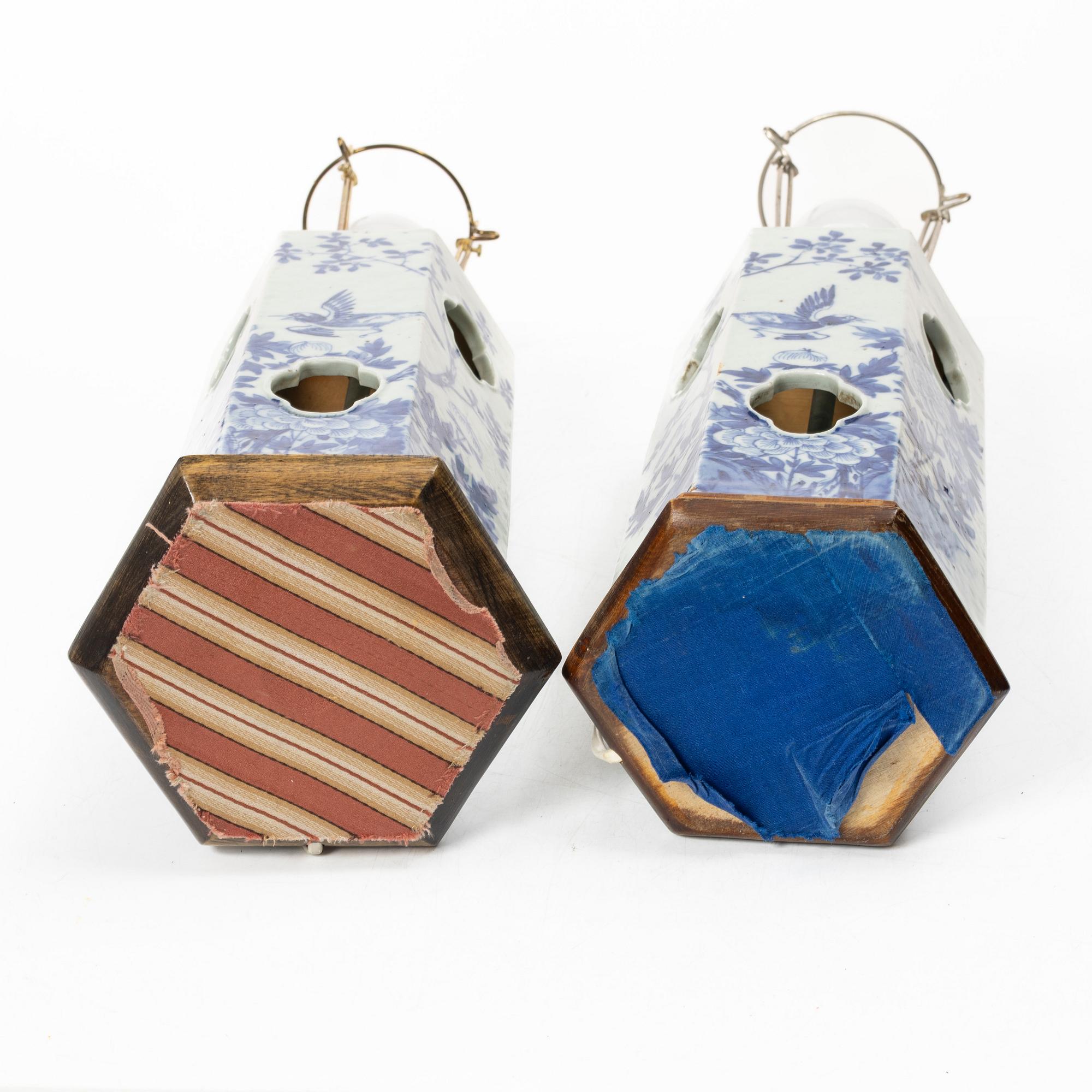 Bordslampor/lyktor, ett par, porslin. Sen Qingdynasti.