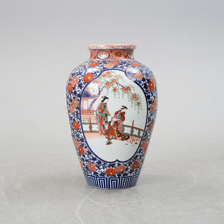 A large Japanese imari vase, 20th century.