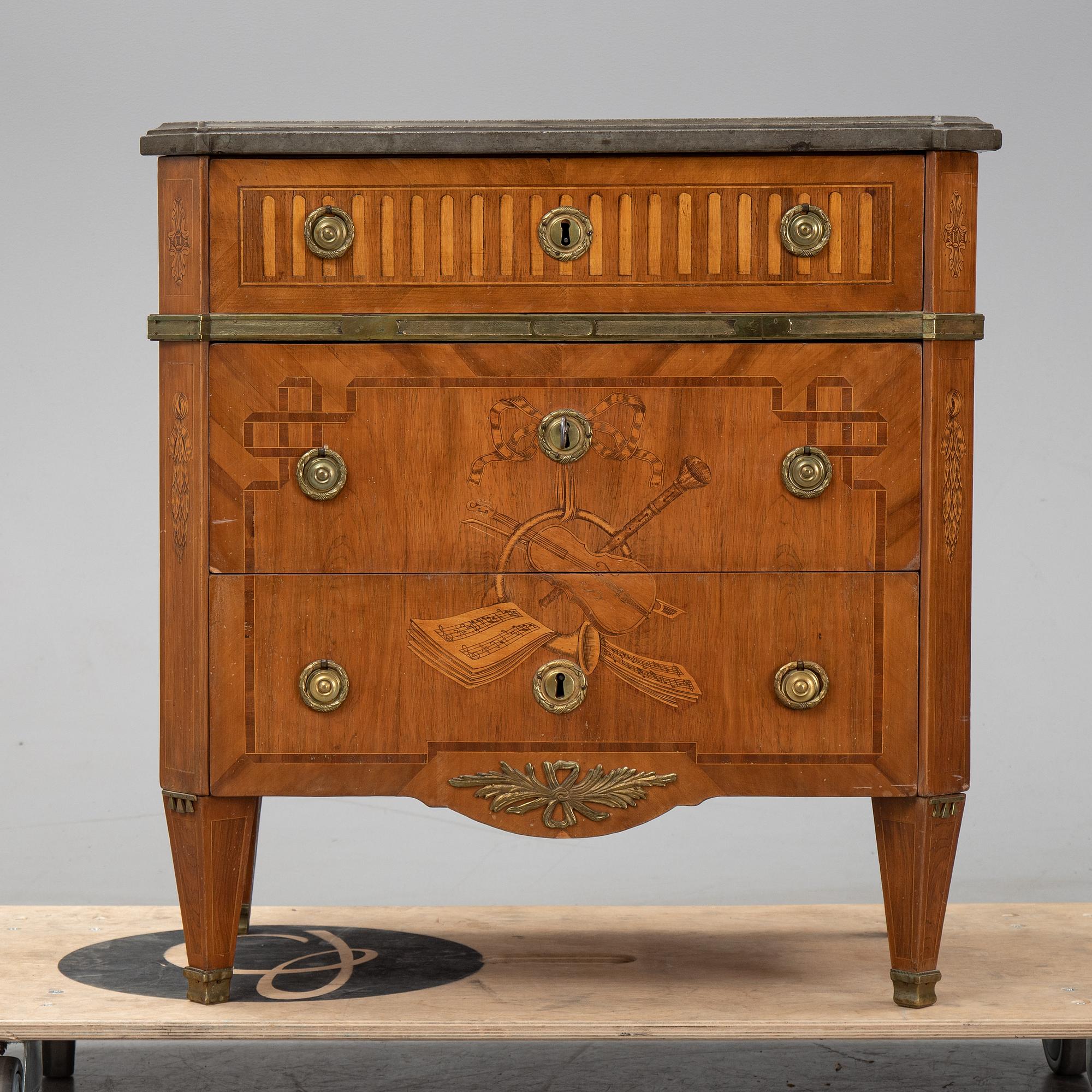 An early 20th century gustavian style chest of drawers.