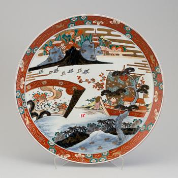 A large Japanese imari charger, Meiji (1867-1912).