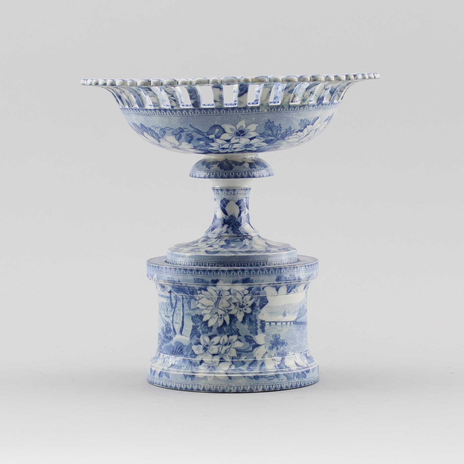 SKÅL PÅ FOT med lös sockel, flintgods, Gustafsberg, 1800-talets andra hälft.