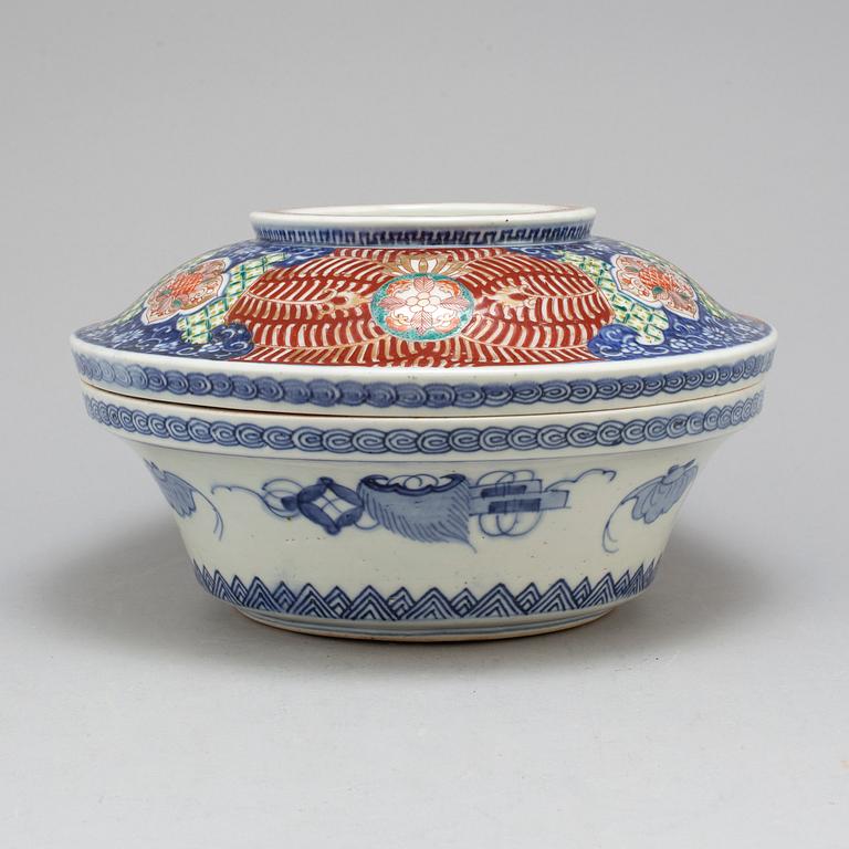 TERRIN med LOCK, porslin. Japan, Meiji (1868-1912).