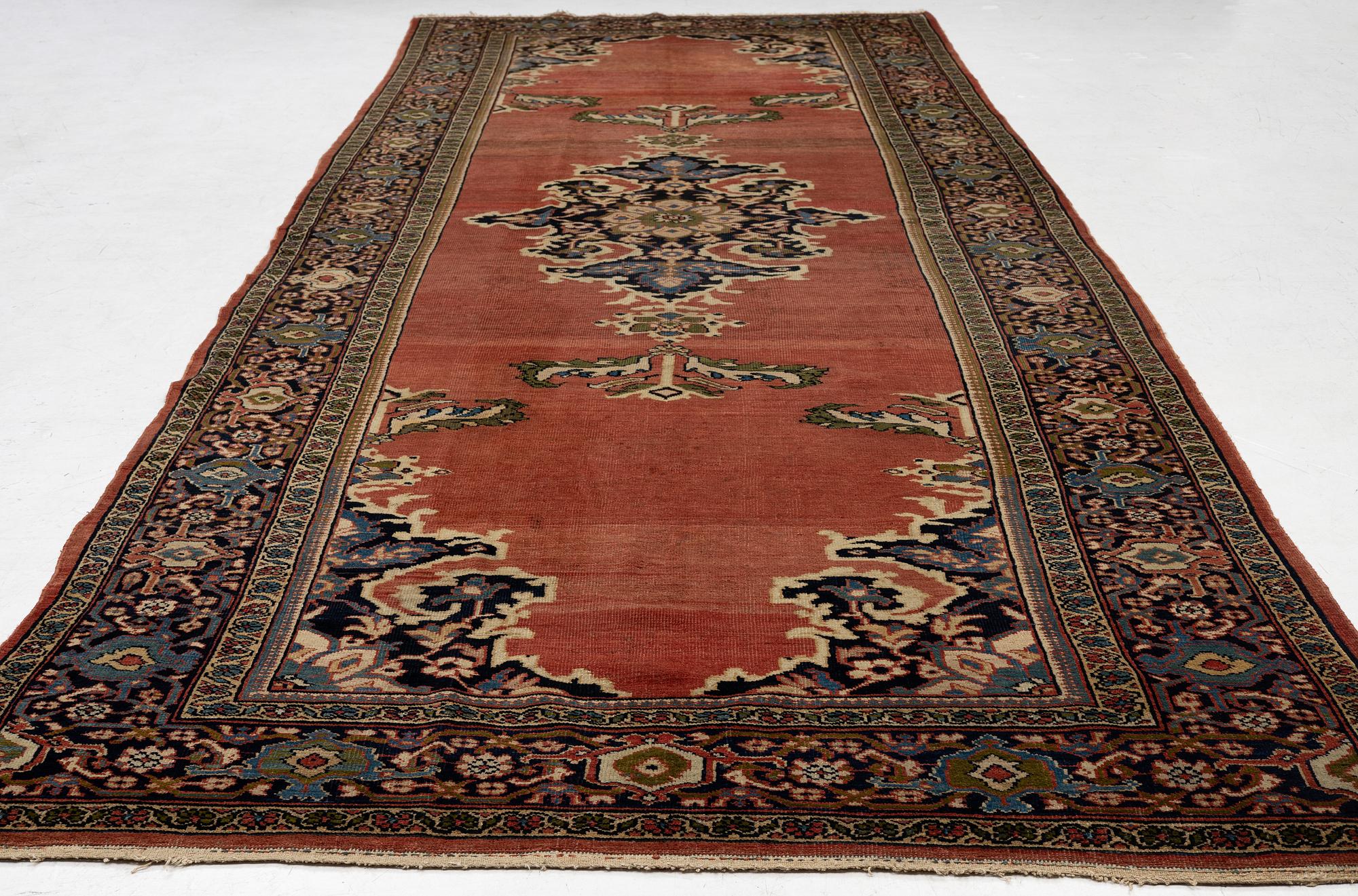 Gallerimatta, antik Mahal, Västra Persien, ca 467 x 170 cm.