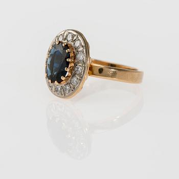 RING, 14K guld, fasettslipad safir, briljantslipade diamanter. Toivo J. Toivonen 1984. Vikt ca 8,5 g.