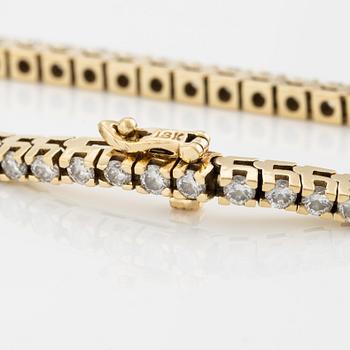 Tennisarmband, 18K guld med briljantslipade diamanter.