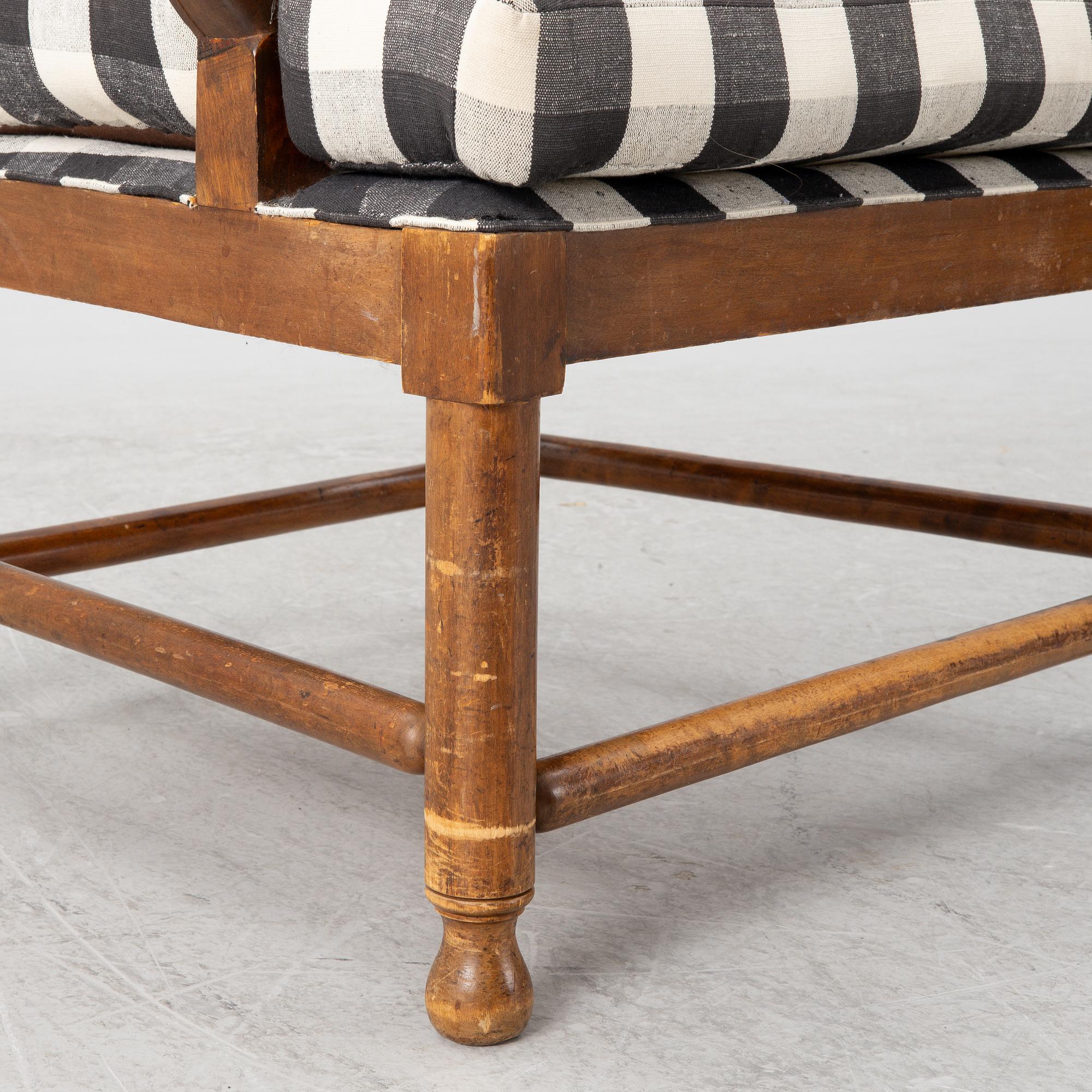 Karmstol sk Gripsholms-fåtölj, 1900-talets första hälft.