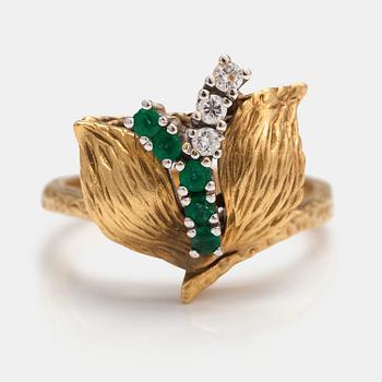 An 18K gold ring with emeralds and diamonds ca. 0.09 ct in total.