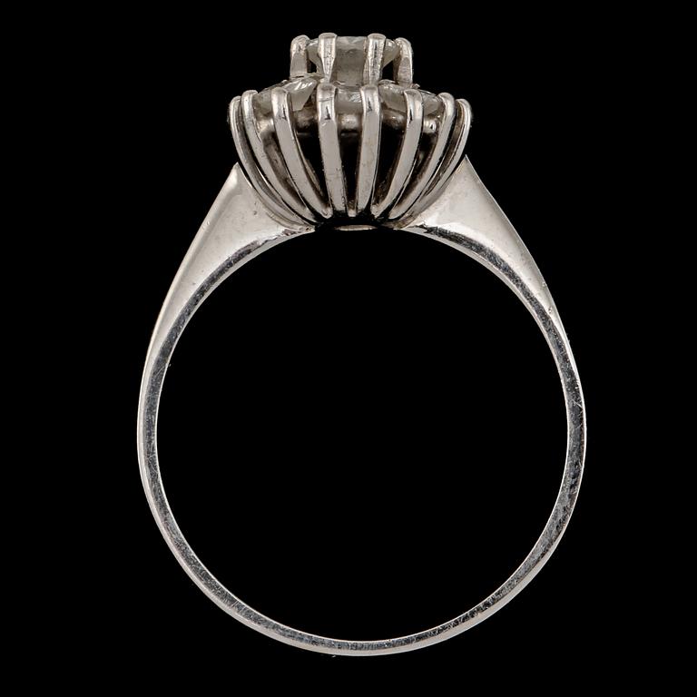 CARMOSÉRING, 18k vitguld med 9 briljantslipade diamanter, tot ca 1.5 ct, 1900-talets slut. Vikt 3 g.