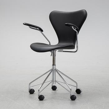 A 'Serie 7' swivel office chair by Arne Jacobsen for Fritz Hansen.