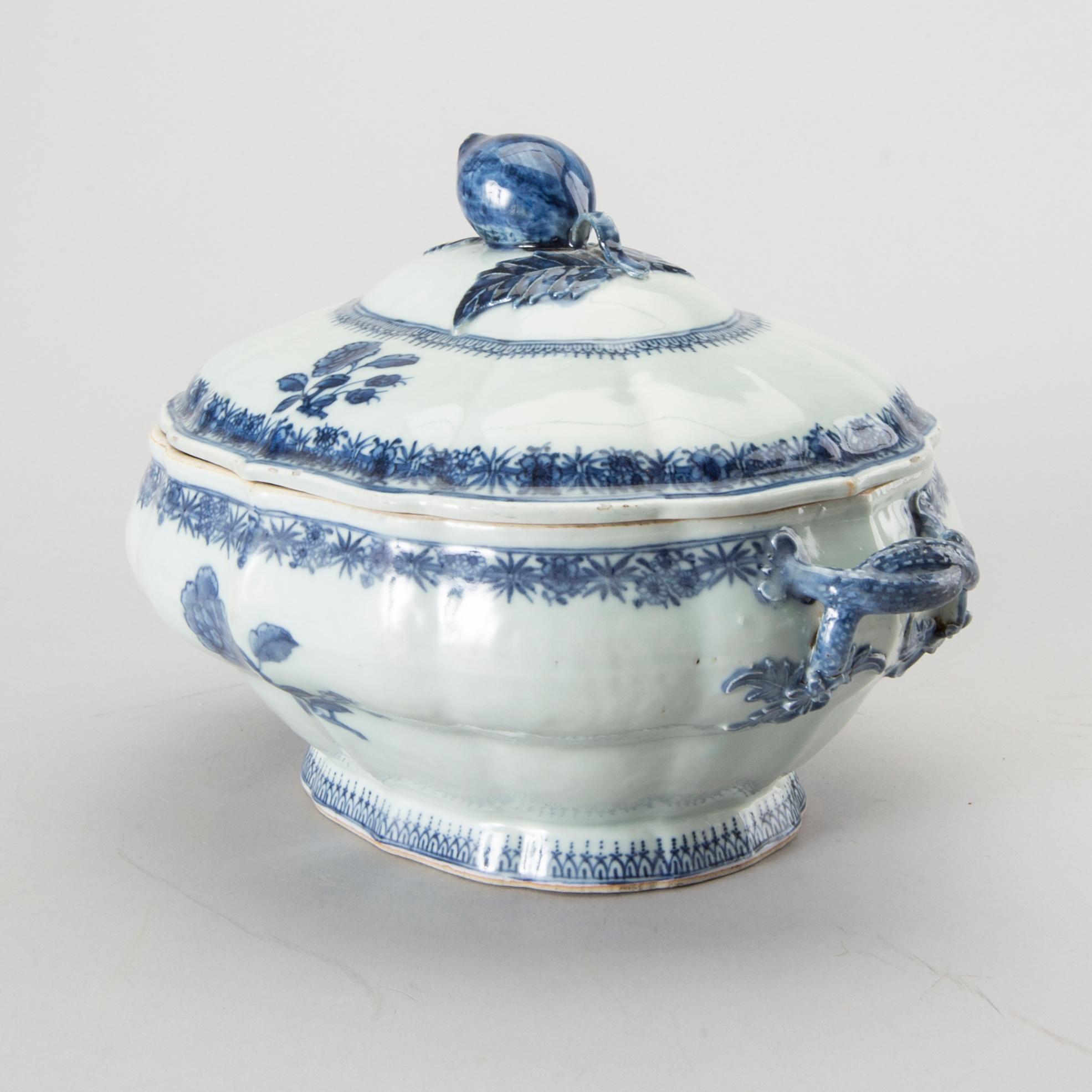 TERRIN med LOCK och FAT, porslin, Kina, omkring 1800.