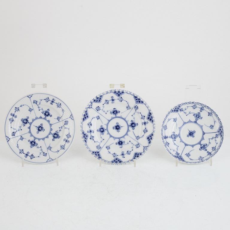 A Royal Copenhagen Porcelaine Tea Service, 'Musselmalet', (26 pieces).