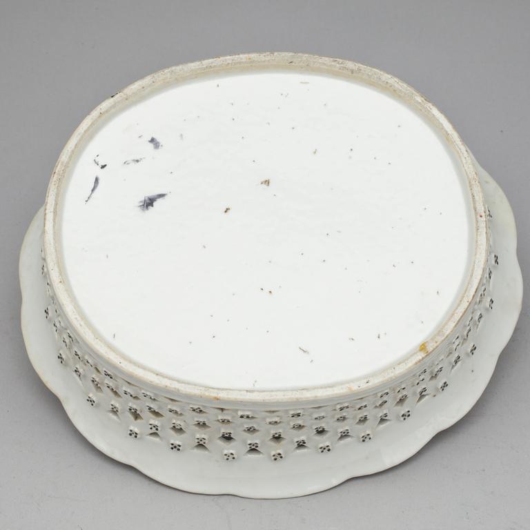 GALLERSKÅL, vapenporslin, Kina, 1700-tal.