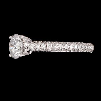 RING, 18 k vitguld, solitär briljantslipad diamant ca 1.09 ct, tot ca 1.91 ct.