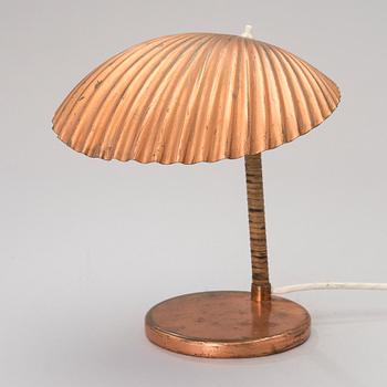 A 5321 desk lamp, "Shell", manufactured by Taito Oy. Designed in 1938/39.