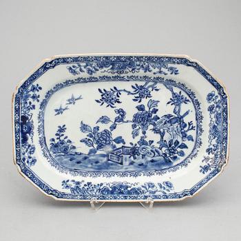 STEKFAT, porslin, Kina, Qianlong 1736-95.