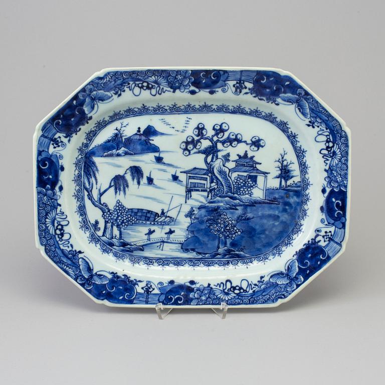 A blue and white export porcelain serving dish, Qing dynasty, Qianlong (1736-95).