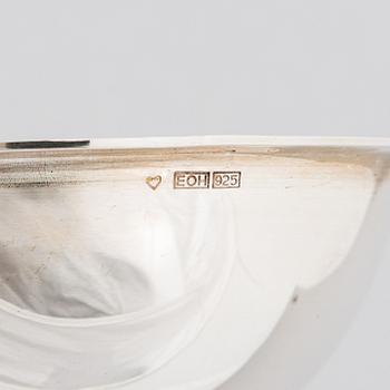 Pekka Piekäinen, Två bålslevar, sterlingsilver och träskaft. Platinoror, Åbo.