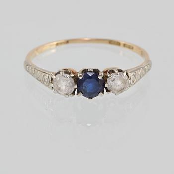 RING, 18K guld med syntetisk blå safir samt fasettslipad bergkristall, importstämplad. Vikt 1,8 gram.