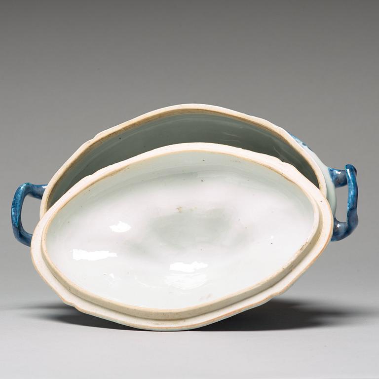 A blue and white tureen with cover, Qing dynasty, Qianlong (1736-95).