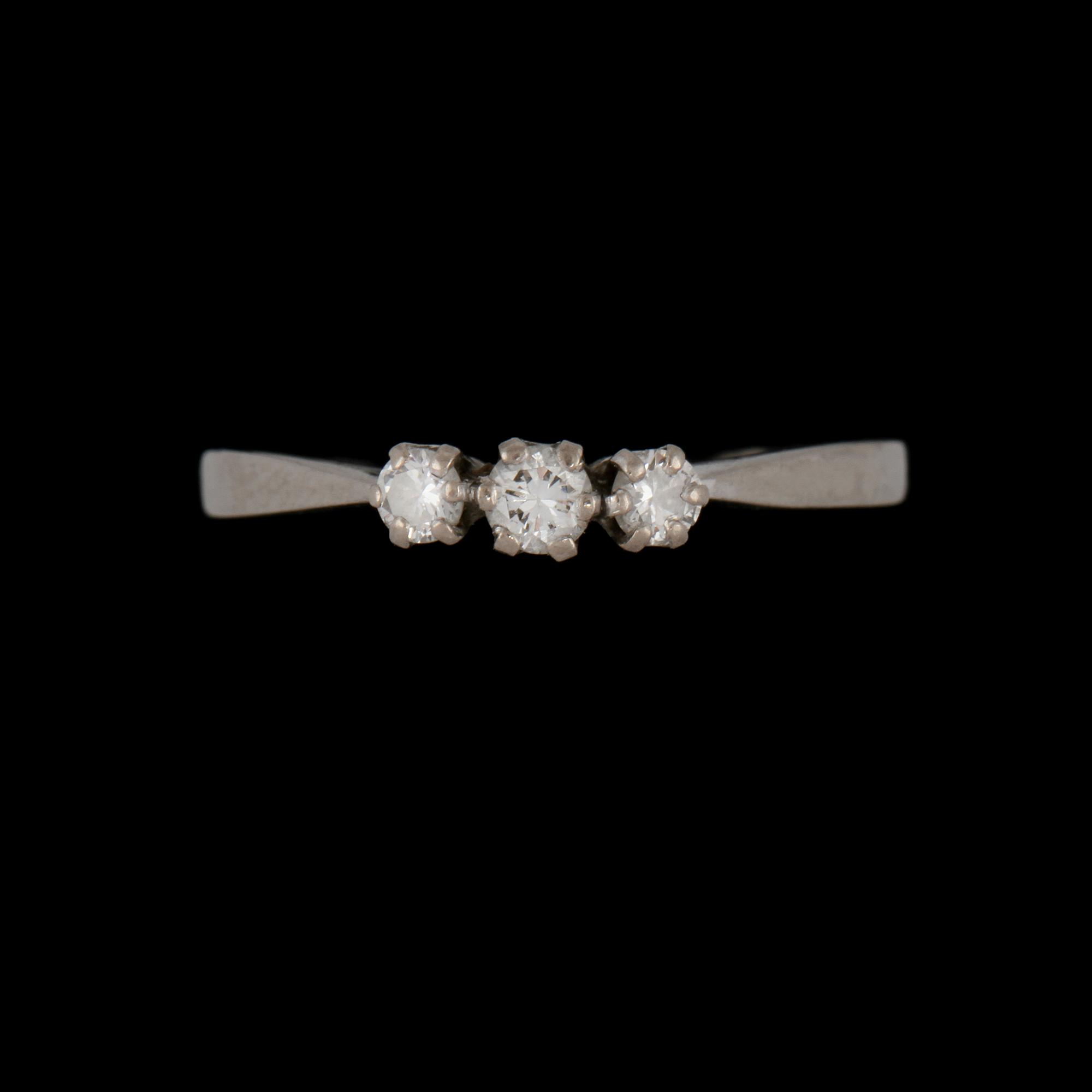RING, 18K med 3 briljantslipade diamanter, totalt 0.33 ct, M Back, Stockholm, 1970. Vikt 3 g.