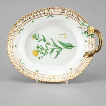 SALADIERE, porslin, "Flora Danica", Royal Copenhagen, Danmark, 1900-talets andra hälft.