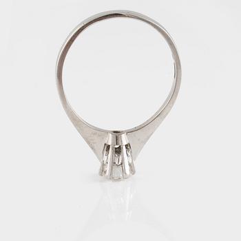 RING, 18K vitguld med briljantslipad diamant 0.51 ct, Rune Thorell, Stockhollm, 1975. Vikt 3,9 gram.