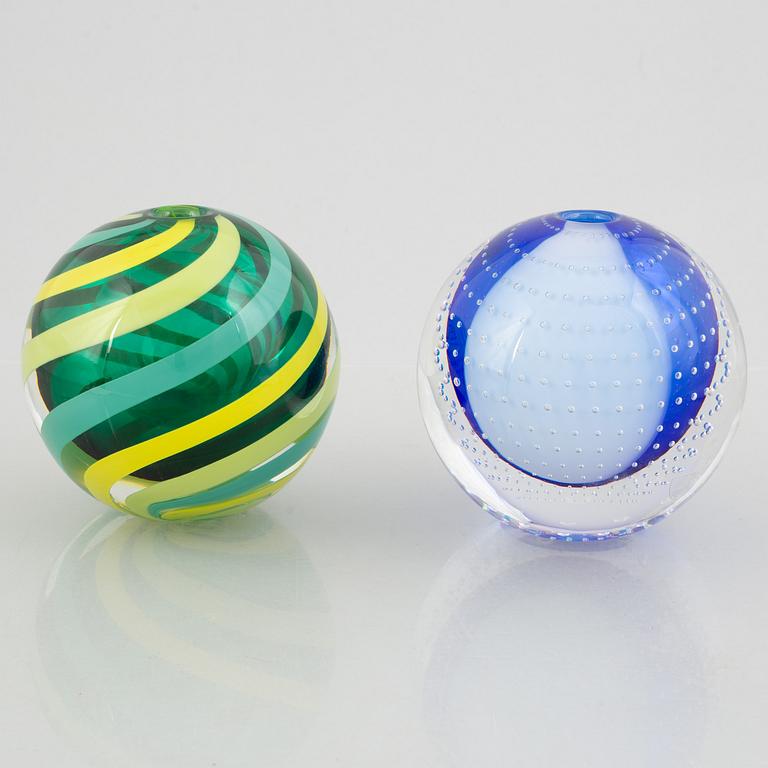 Erika Lagerbielke, vaser, 2 st, glas, "Borealis" och "Occidentis" ur serien "De fyra väderstrecken", Orrefors 2001-2004.