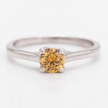 Ring, 18K vitguld, med fancy intense orange yellow diamant ca 0.50 ct.