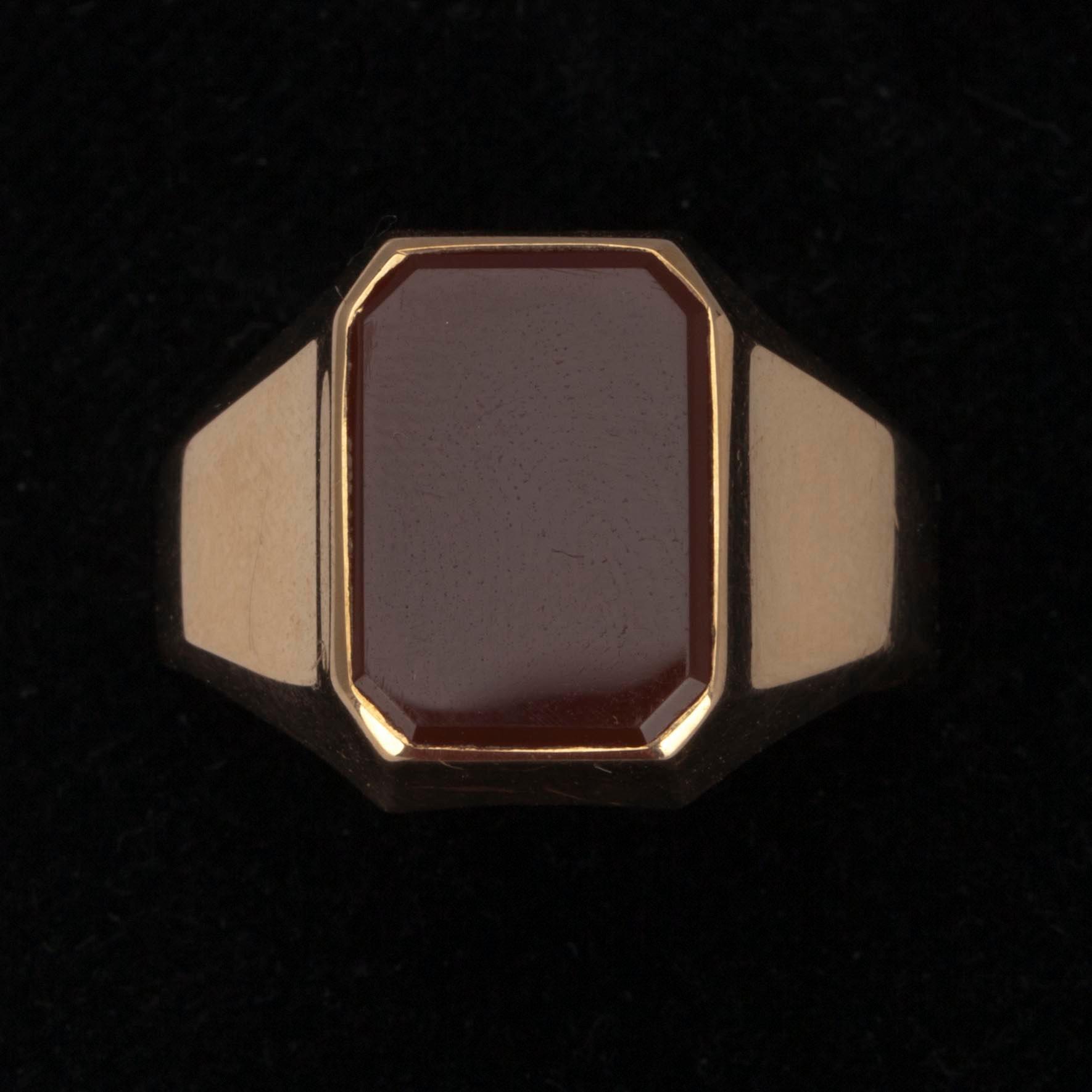 KLACKRING, guld 14K med karneol, N. Westerback, Helsingfors 1961. Vikt 5,9 g.