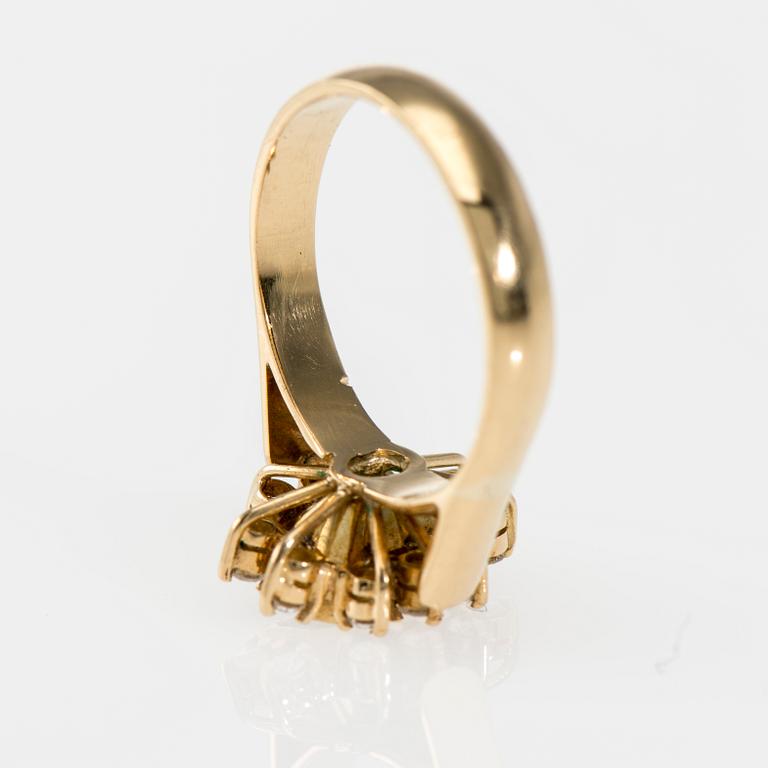 RING, 14K guld, smaragd, briljantslipade diamanter. Vikt ca 6,5 g.