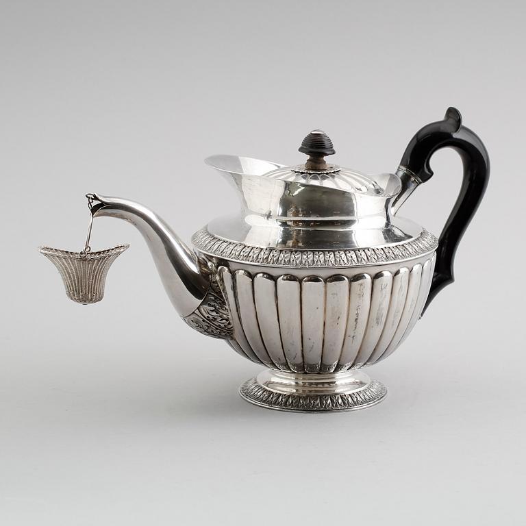 TEKANNA, silver, Johan Fredrik Björnstedt, Stockholm 1825. Vikt ca 800 gram.