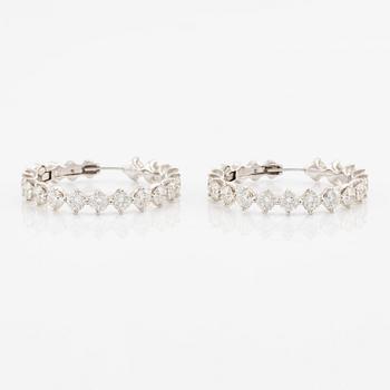 Ett par örhängen 18K vitguld med runda briljantslipade diamanter.