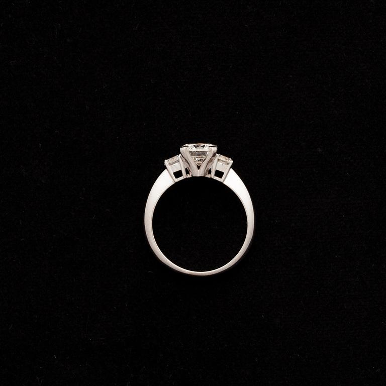 RING, vitguld 18K, briljantslipade diamanter 1,13 ct, 2 x 0,21 ct. Vikt 4,13 g.