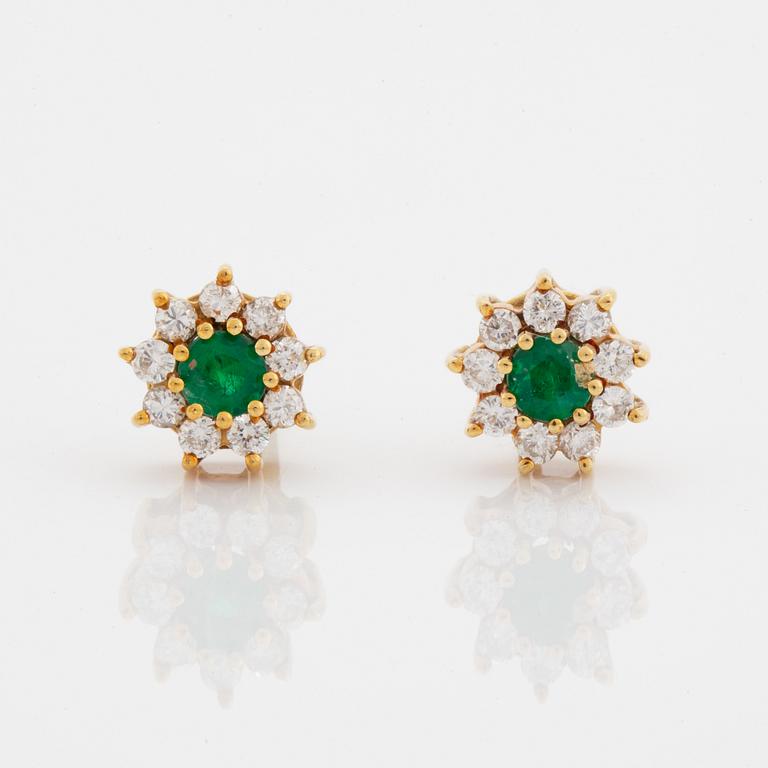 Garnityr, ring, örhängen och collier med smaragder och briljantslipade diamanter.