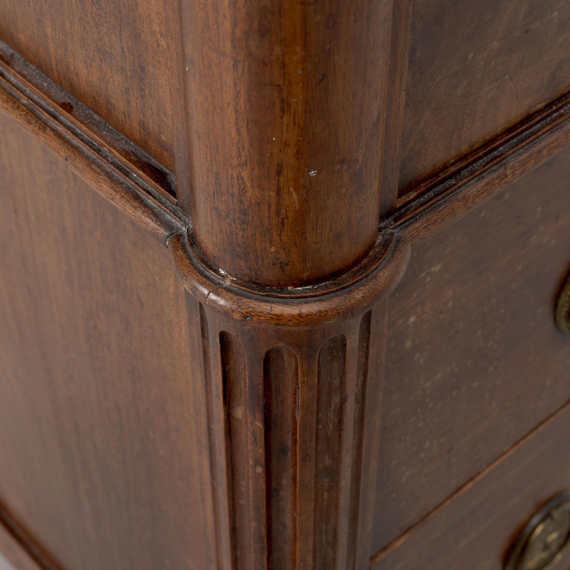 A Franch Directoire mahogany and marble commode, late 18th century.