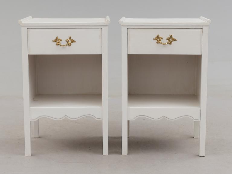 SÄNGBORD, 1 par, 1900-talets mitt.