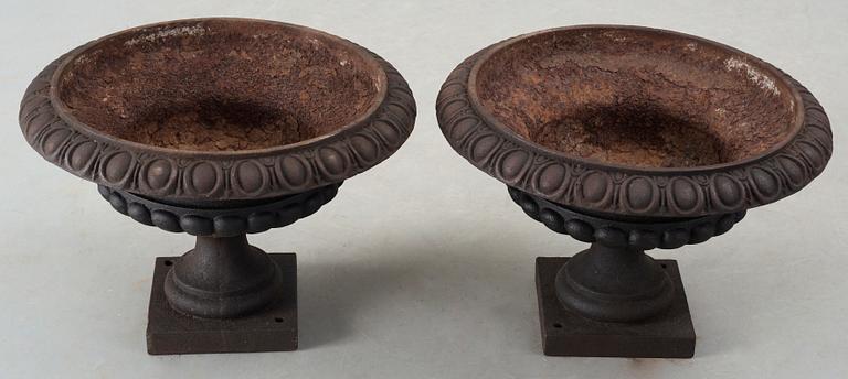 TRÄDGÅRDSURNOR, ett par, gjutjärn, omkring 1900.