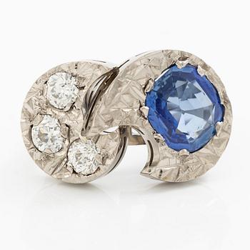 Ring 18K vitguld med en fasettslipad safir och gammalslipade diamanter.