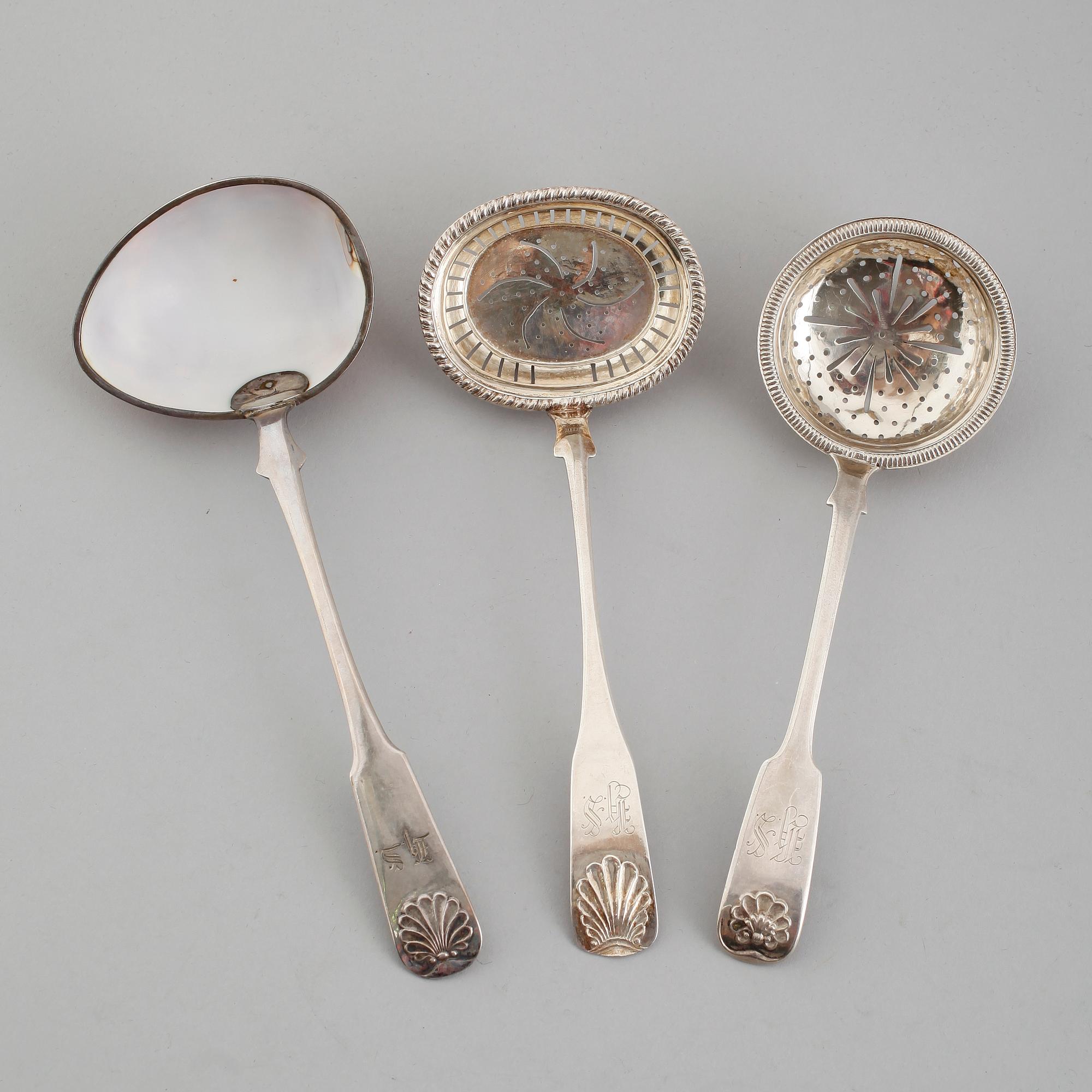 STRÖSKEDAR, 2 st samt SÅSSLEV, silver, Finland, 1800-talets mitt. Vikt ca 139 gram.