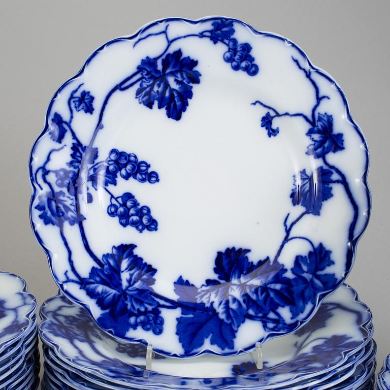 SERVISDELAR, 55 delar, flintgods, "Warwick" Johnson & Bros England. 1900-talets första hälft.